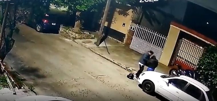 La pareja esperaba para comprar un celular