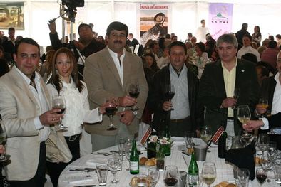 MDZol | De brindis: Javier Palau, Lorena Torinelli, el intendente Mario Abed, el gobernador Celso Jaque, Mauro Sosa, Raúl Riarte, el ministro Raúl Mercau y Guillermo García, del INV. Foto: Gentileza