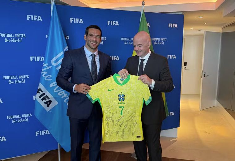 El flamante presidente de la CBF, Samir Xaud, junto a Gianni Infantino. Foto: @CBF_Futebol El flamante presidente de la CBF, Samir Xaud, junto a Gianni Infantino. Foto: @CBF_Futebol