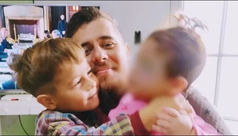 Christian Dupuy junto a Lucio y su hermanita