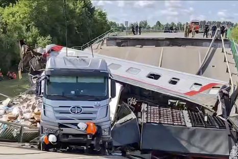 Un tren con pasajeros y otro con mercancía descarrilaron producto de las explosiones Un tren con pasajeros y otro con mercancía descarrilaron producto de las explosiones