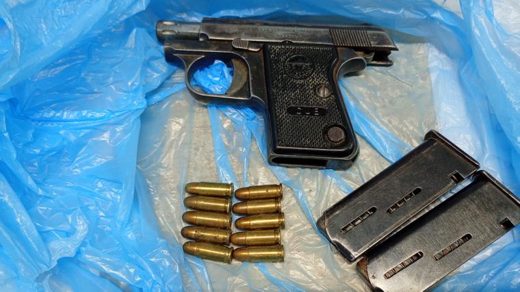 El hombre fue detenido con un arma calibre 22 y dos cartuchos.&nbsp;
