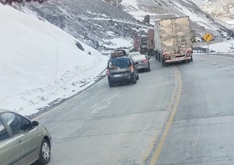 Tras la reapertura del Paso Internacional Cristo Redentor, hay largas filas de camiones para cruzar a Chile Foto: Osvaldo Valle