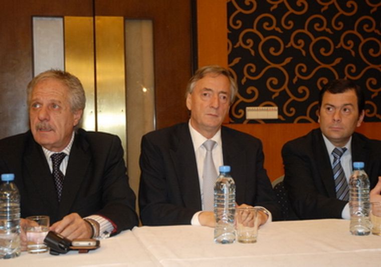 A la izquierda, Gerardo Zamora, radical K crítico de Cobos. Foto: NA