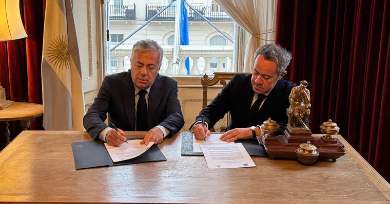 El gobernador Alfredo Cornejo firmó un acuerdo con la Cámara de Comercio Argentino-Británica en Londres, como parte de su gira oficial. El gobernador Alfredo Cornejo firmó un acuerdo con la Cámara de Comercio Argentino-Británica en Londres, como parte de su gira oficial.
