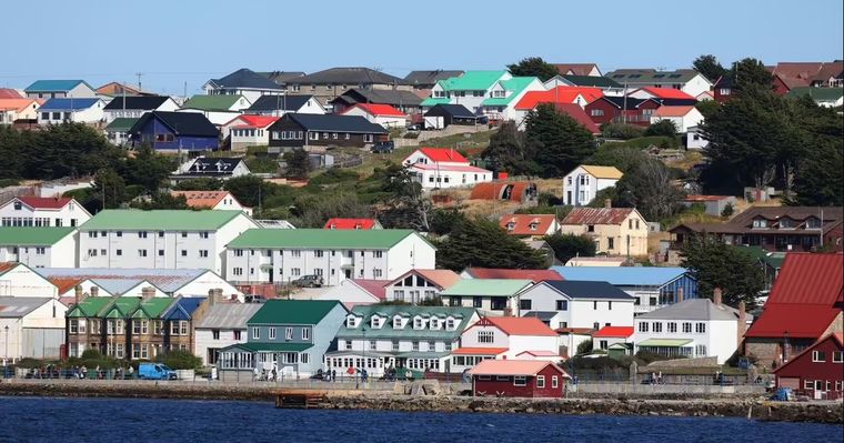 Vista actual de Puerto Stanley, en las Islas Malvinas, desde el otro lado de la bahía. Gentileza Jonathan Buckmaster.