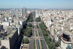 La Avenida 9 de Julio, reconocida como una de las más anchas del mundo, está vacía por la cuarentena, el 20 de marzo del 2020, Ciudad de Buenos Aires.