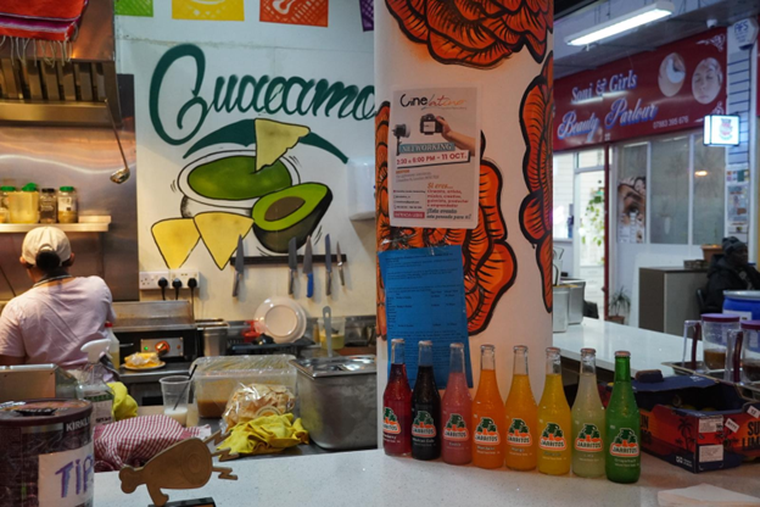 La mayoría de los empleados que trabajan en Guacamoles son solicitantes de asilo latinoamericanos y cuentan que De la Torre los ha ayudado ofreciéndoles una buena oportunidad laboral en su taquería.