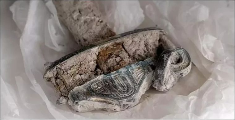 El descubrimiento en Inglaterra sumó nuevas pistas sobre la vida anglosajona y el valor simbólico de estas armas.