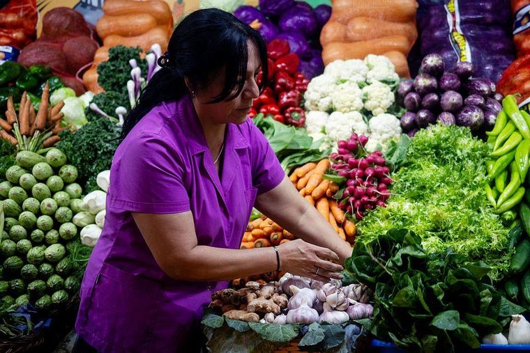 Muchos argentinos están pidiendo préstamos para costear las compras de productos básicos.