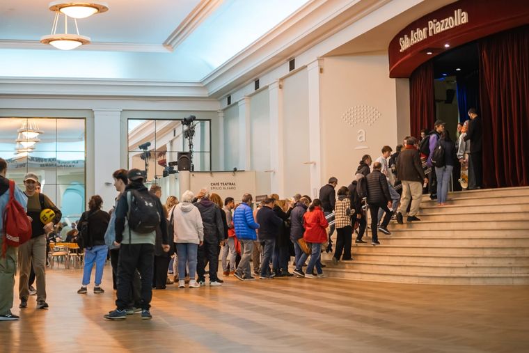 Los espectadores ingresan a la sala Piazzolla del complejo Auditorium Foto: Festival Internacional de Cine de Mar del Plata