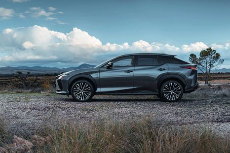 Este SUV cuenta con un motor eléctrico situado en el eje delantero que desarrolla una potencia máxima de 204 HP.