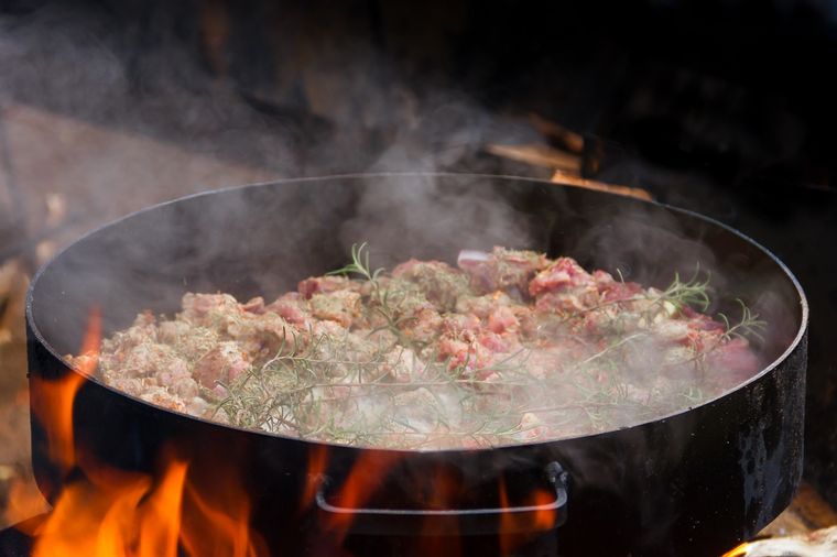 LIMPIAR EL DISCO DE ARADO SE UTILIZA PARA HACER COMIDAS COMO EL FAMOSO POLLO AL DISCO Foto: SHUTTERSTOCK