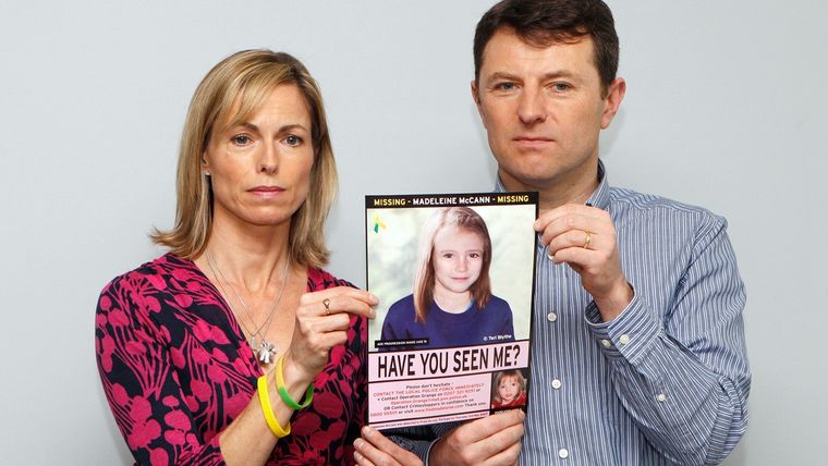 Kate y Gerry McCann posan con una imagen creada por computadora que recrea el aspecto que podría tener hoy su hija Madeleine, el 2 de mayo de 2012, en Londres, Reino Unido.