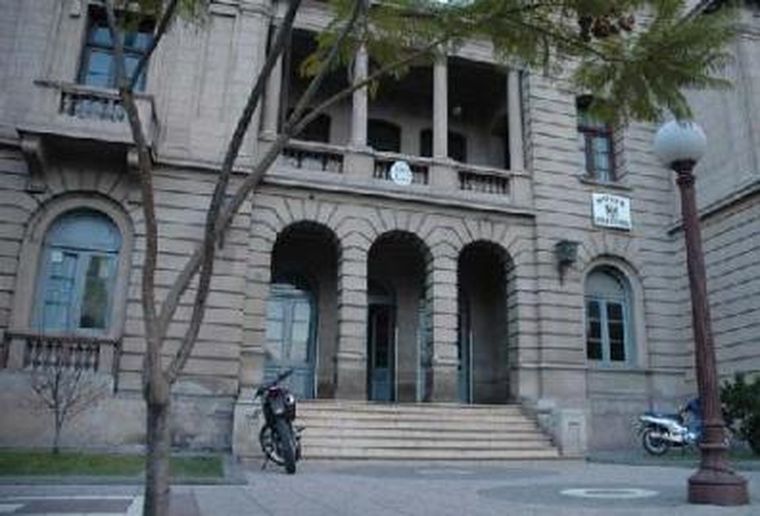 La celda no tenía candado; trabaron la reja con un juego de esposas. Foto: Archivo Gobierno