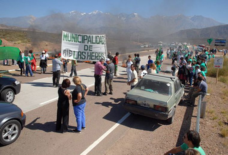 Los manifestantes durante el corte. Foto: Nacho Gaffuri/ MDZ