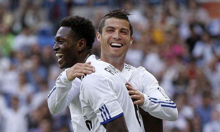 Adebayor junto a CR7 en Real Madrid.