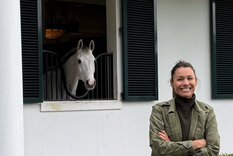 Pampita posó a cara lavada y con un look de campo en una estancia que sería de Martín Pepa Foto: Instagram