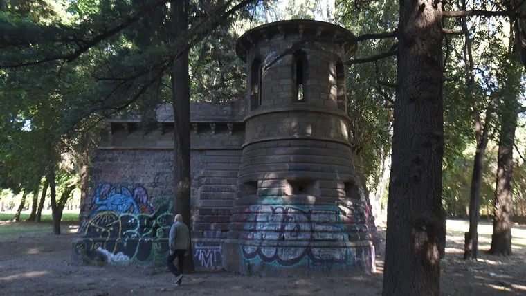 La misteriosa torre y los muros son llamativos en medio del La misteriosa torre y los muros son llamativos en medio del