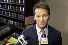 congresista republicano renuncia tras escandalo por uso de fondos