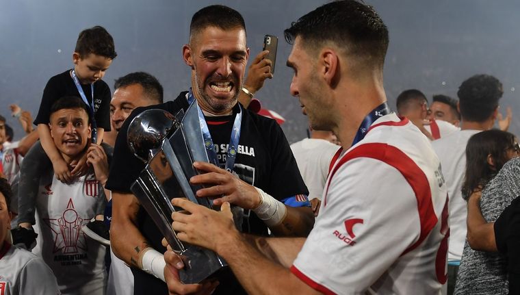 Mariano Andújar y Mauro Boselli, dos históricos del pincha con al Copa. Foto: Télam