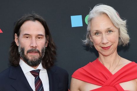 Foto: https://www.univision.com/famosos/keanu-reeves-novia-alexandra-grant-alfombra-roja-moca-gala