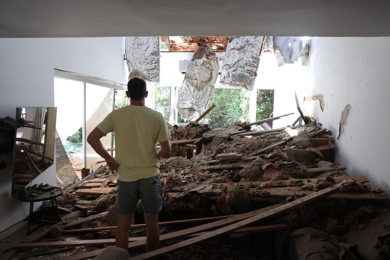 Un residente israelí inspecciona su sala de estar dañada tras un ataque con misiles iraníes contra un complejo residencial en Tel Aviv, Israel. Un residente israelí inspecciona su sala de estar dañada tras un ataque con misiles iraníes contra un complejo residencial en Tel Aviv, Israel.