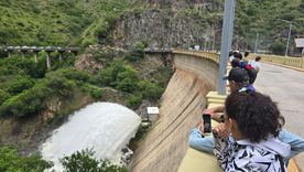 Abrieron una de las válvulas del dique San Roque y los turistas pudieron disfrutar la primera cola de novia de 2026. Fotos: Carlos Paz Vivo! Abrieron una de las válvulas del dique San Roque y los turistas pudieron disfrutar la primera cola de novia de 2026. Fotos: Carlos Paz Vivo!