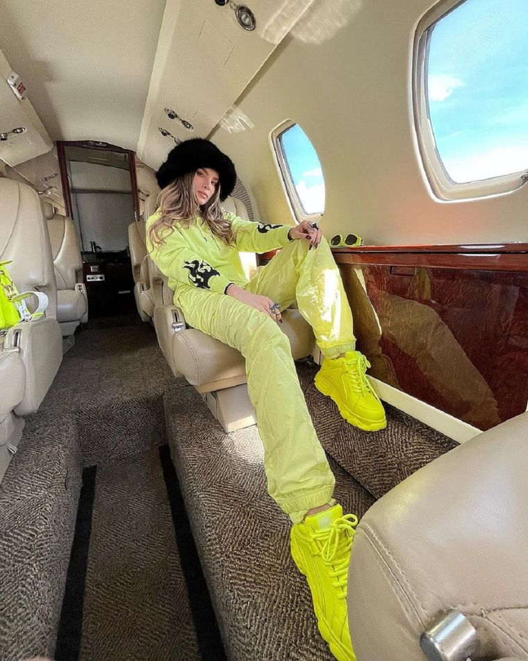 Te enseñamos cómo es viajar en un jet privado desde los ojos de Belinda Belinda en un avión privado. Foto: Instagram
