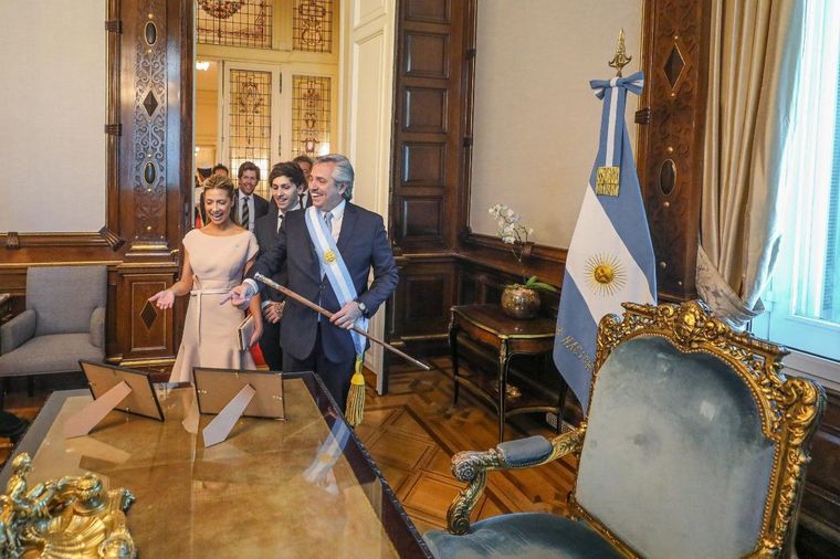 Alberto llegó a casa rosada junto a su familia