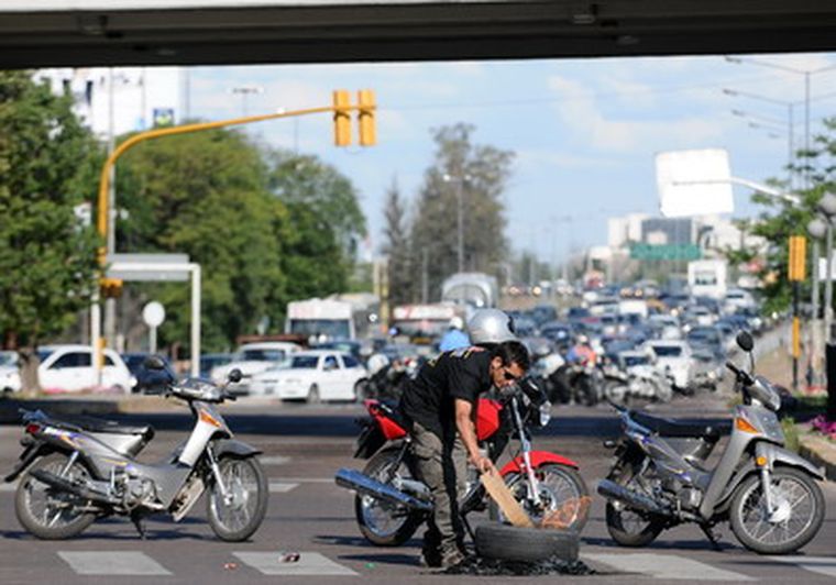 Unos 30 motociclistas cortaron el acceso a la ciudad. Foto: Nacho Gaffuri / MDZ