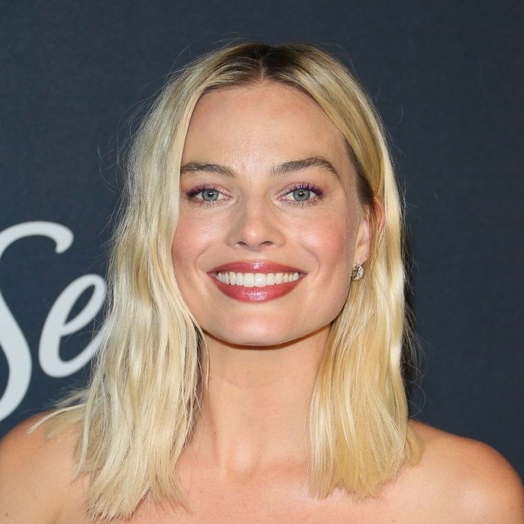Foto: https://www.irishmirror.ie/showbiz/celebrity-news/margot-robbie-looks-unrecognisable-debuts-23982801