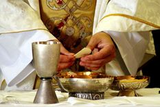 imperdible: a un cura le dio un ataque de risa en la parte mas sagrada de la misa