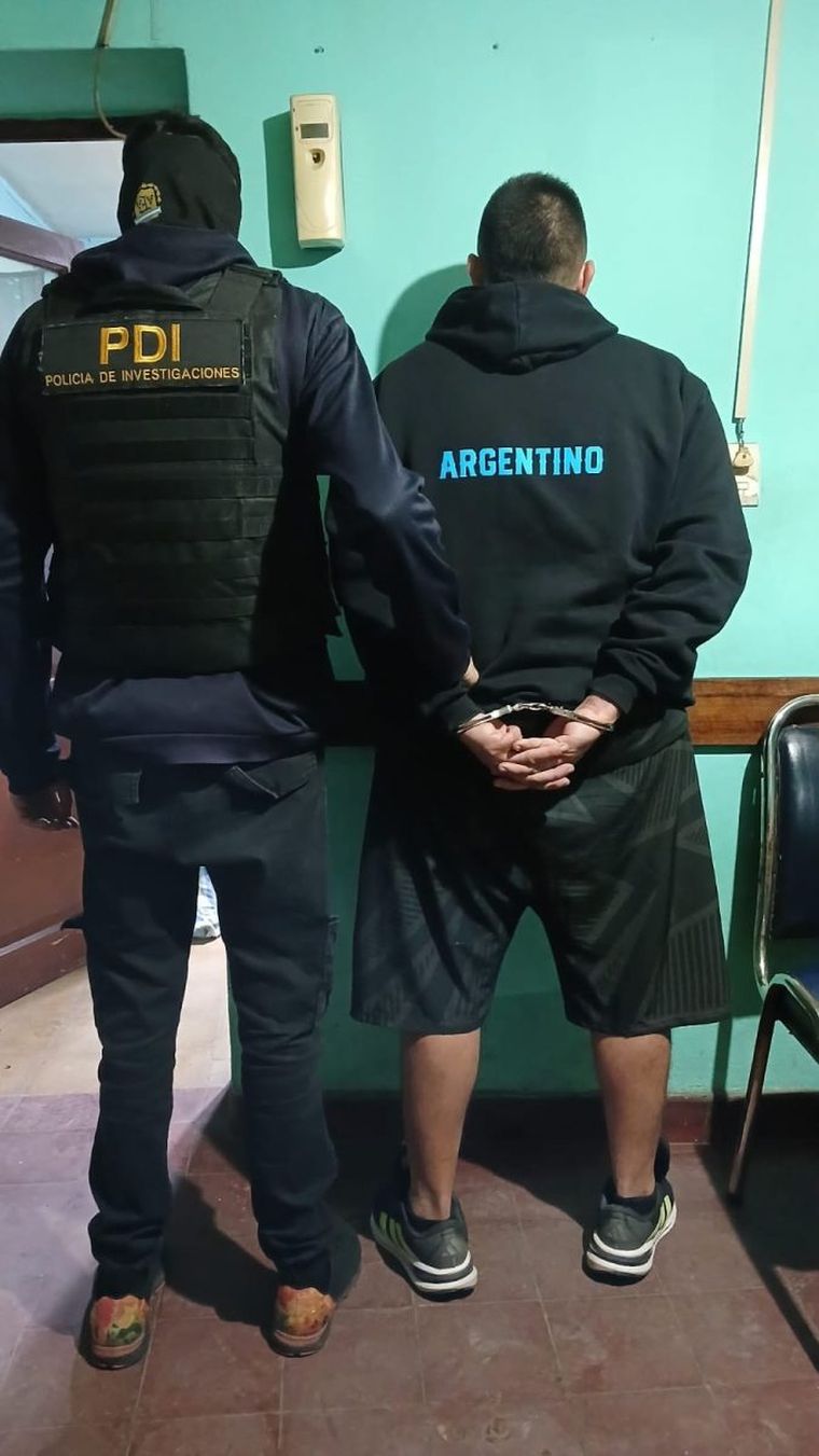 Uno de los 18 aprehendidos durante el megaoperativo que se desplegó en Guaymallén, Luján de Cuyo y Las Heras. Uno de los 18 aprehendidos durante el megaoperativo que se desplegó en Guaymallén, Luján de Cuyo y Las Heras.