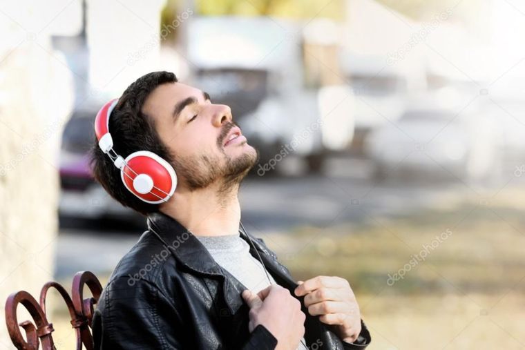 La música cristiana es la que contiene una letra de alabanza a Dios y a su puede llegar a ser testimonio de una vida distinta.