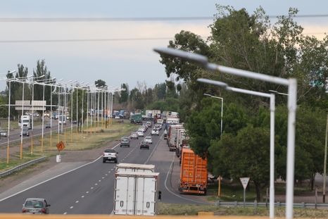 Caos vehicular en Acceso Sur por choque Foto: Maximiliano Ríos/MDZ