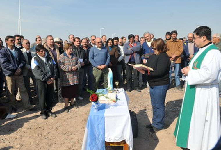 El párroco Marcelo Castro, hoy en la Ruta 7, celebró una misa. Foto: Pachy Reynoso / MDZ