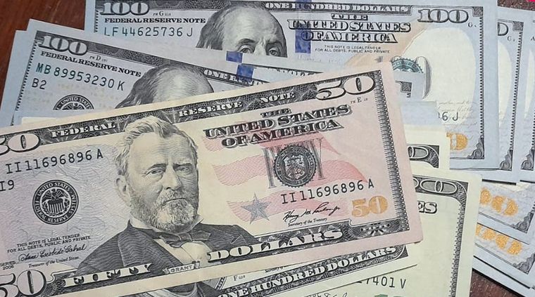 En un mercado alterado el dólar blue llegó a tocar los $422 en las cuevas. Foto: ALF PONCE MERCADO / MDZ