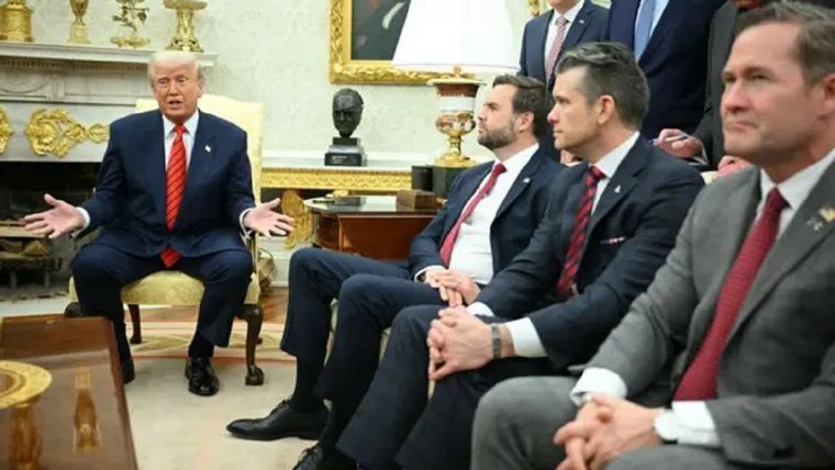 Cuentas de altos funcionarios del gobierno de Trump estaban incluidas en el chat grupal. Foto: BBC