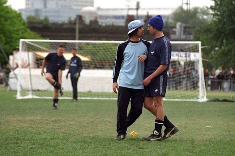 Liam de Oasis y Damon de Blur, enfrentados también en la cancha. Liam de Oasis y Damon de Blur, enfrentados también en la cancha.