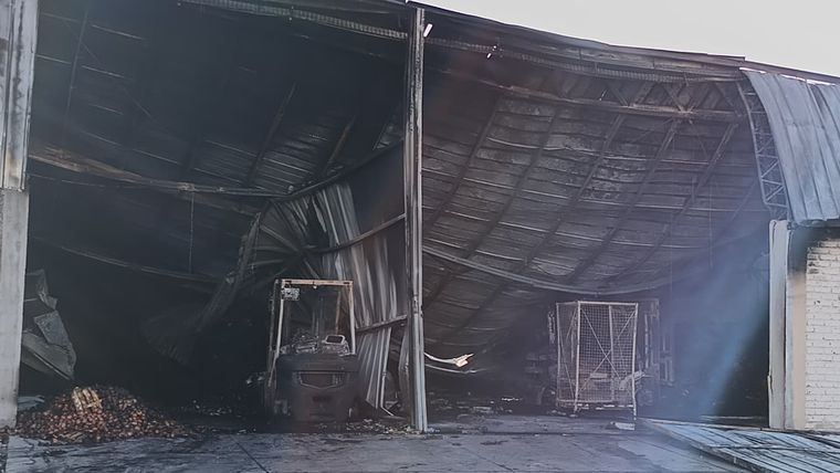 El fuego arrasó con la estructuras del mercado. El fuego arrasó con la estructuras del mercado.