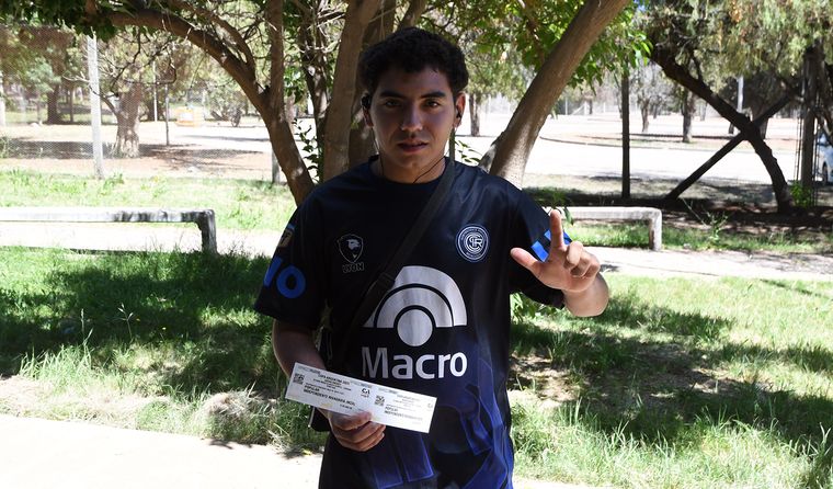 Desde temprano, cientos de hinchas se acercaron al Malvinas para comprar sus tickets rumbo al duelo ante River por la Copa Argentina.