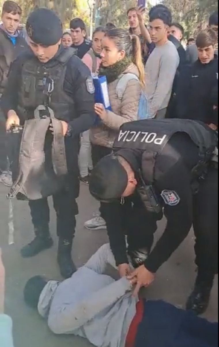 El ladrón ya en manos de la Policía Foto: Captura de video/Gentileza @MailenSanchez5 (Imagen ilustrativa)