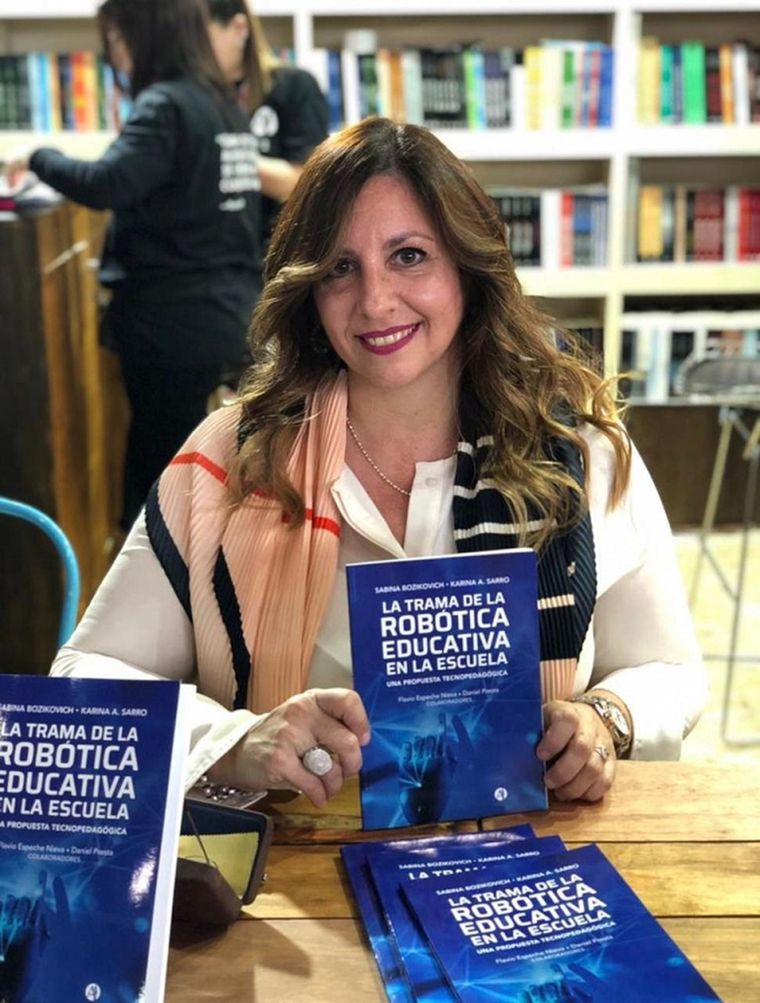 Karina Sarro publicó el libro La trama de la robótica educativa en la escuela Foto: X