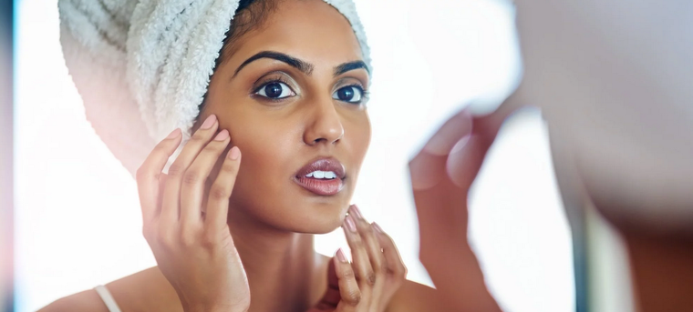 EL vinagre tiene múltiples propiedades beneficiosas para tu contorno de ojos. Foto: InStyle - https://imagesvc.meredithcorp.io/v3/mm/image?q=85&c=sc&poi=%5B1000%2C667%5D&w=2000&h=1000&url=https%3A%2F%2Fstatic.onecms.io%2Fwp-content%2Fuploads%2Fsites%2F14%2F2020%2F04%2F10%2Fgettyimages-640306520-2000.jpg