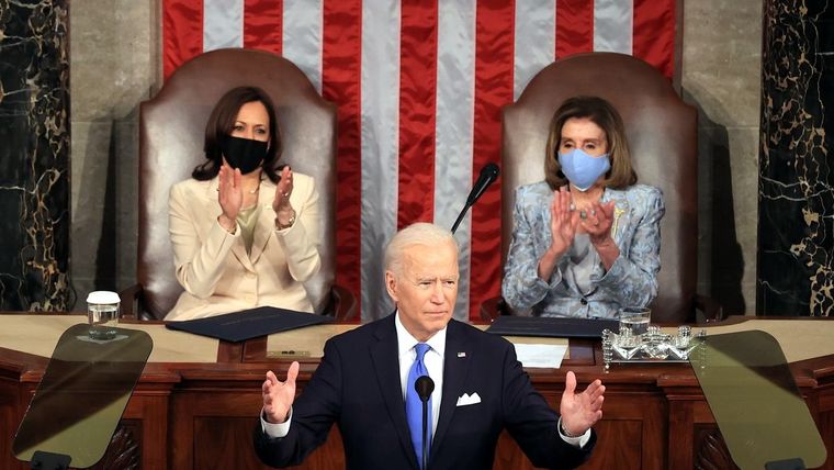 Biden, con Harris y Pelosi. Foto: Vox.