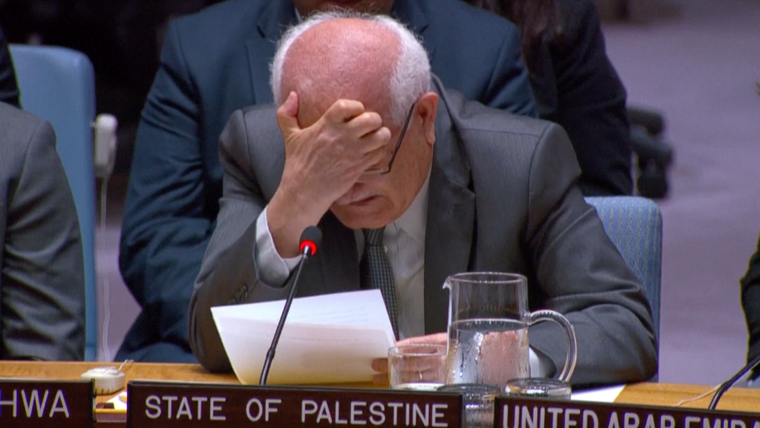 "Estas son personas, seres humanos, privados de agua, alimentos y medicinas durante tanto tiempo y que penden de un hilo", dijo Riyad Mansour.
