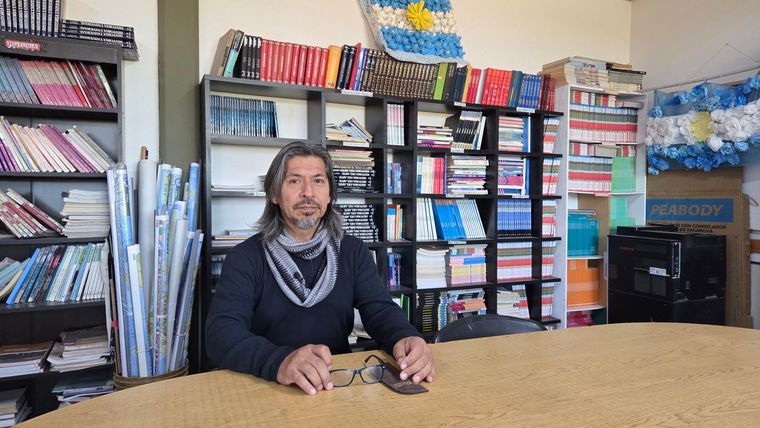 José Luis Cabrera en la biblioteca de la escuela secundaria CPEN 39 de Añelo.