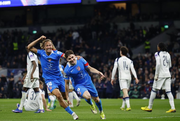 Julián Álvarez convirtió un gol clave para que el Atlético avance a cuartos de la Champions League.