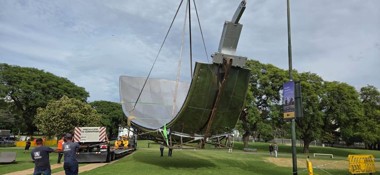 Así es el impresionante operativo para colocar el pétalo de la Floralis Genérica. Así es el impresionante operativo para colocar el pétalo de la Floralis Genérica.
